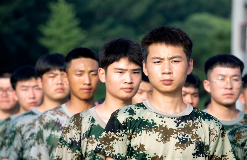 2021年7月6日，北京集团百名应届大学生褪下便服换上军装，在训练场上接受为期2天的军训，享受入职前的第一份美好记忆。